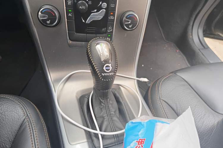 Used Volvo XC60 2013 T6 AWD Comfort Edition Gear Lever