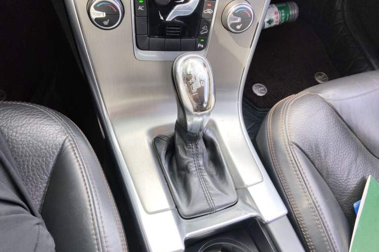 Used Volvo XC60 2013 T6 AWD Comfort Edition Gear Lever
