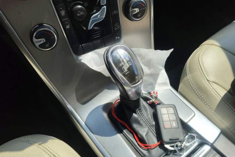 Used Volvo XC60 2013 T6 AWD Comfort Edition Gear Lever