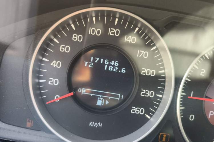 Used Volvo XC60 2013 T5 Comfort Edition Odometer Close Up