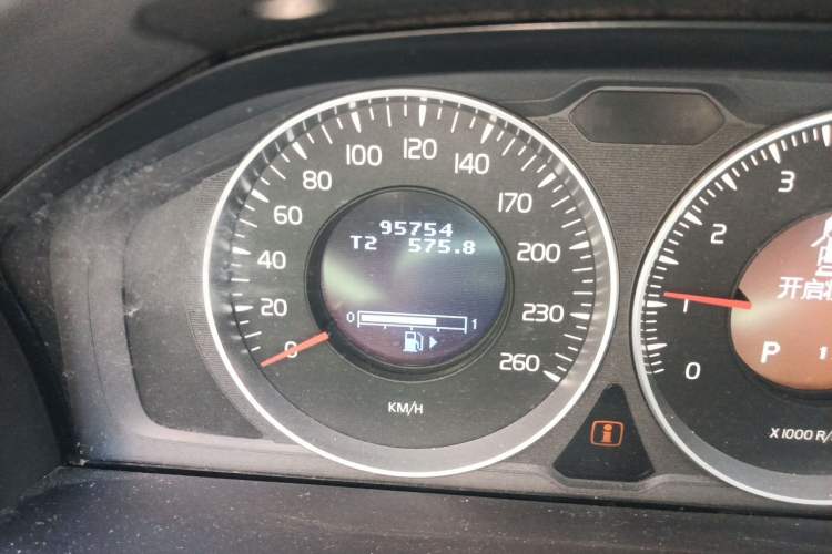 Used Volvo XC60 2013 T5 Comfort Edition Odometer Close Up