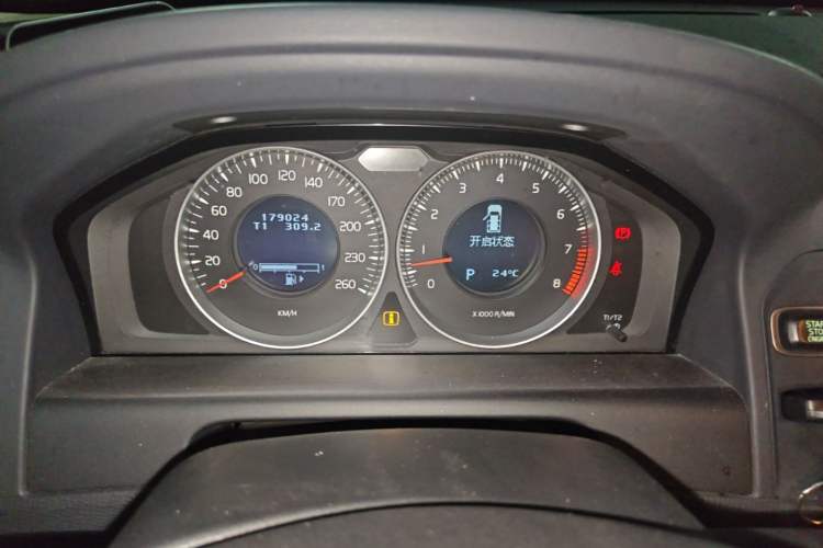 Used Volvo XC60 2013 T6 AWD Comfort Edition Odometer Close Up