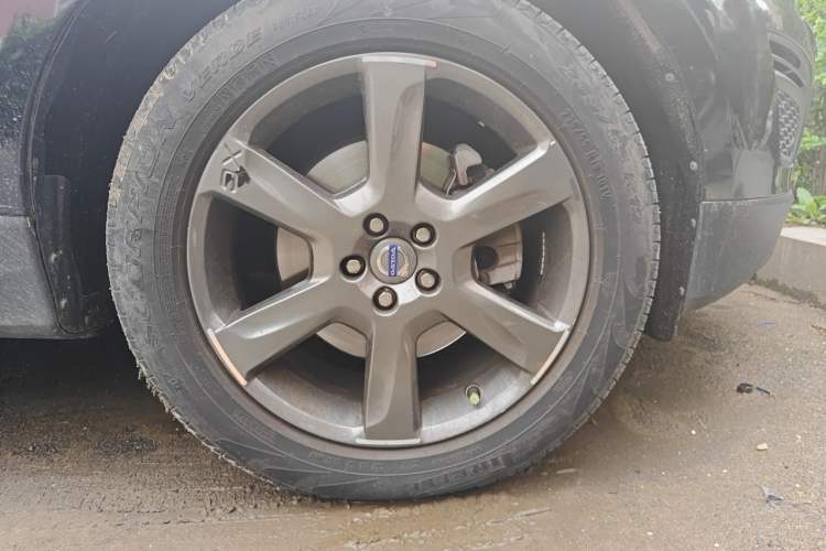 Used Volvo XC60 2013 T6 AWD Comfort Edition Right Front Wheel Hub