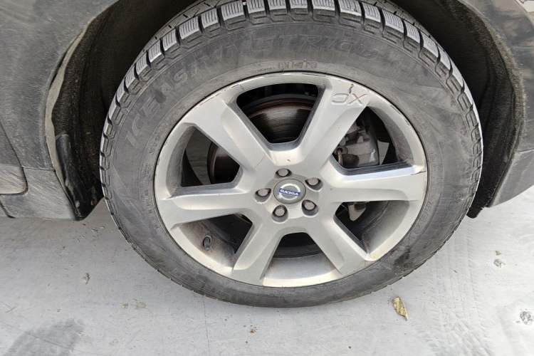 Used Volvo XC60 2013 T6 AWD Comfort Edition Right Front Wheel Hub