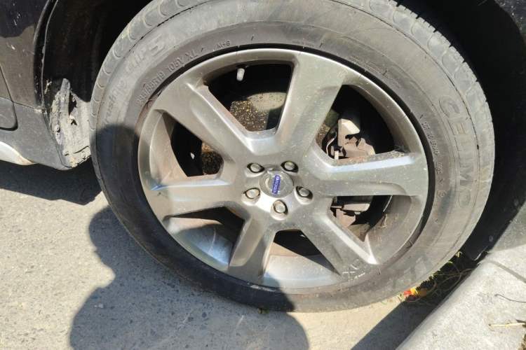 Used Volvo XC60 2013 T6 AWD Comfort Edition Right Front Wheel Hub