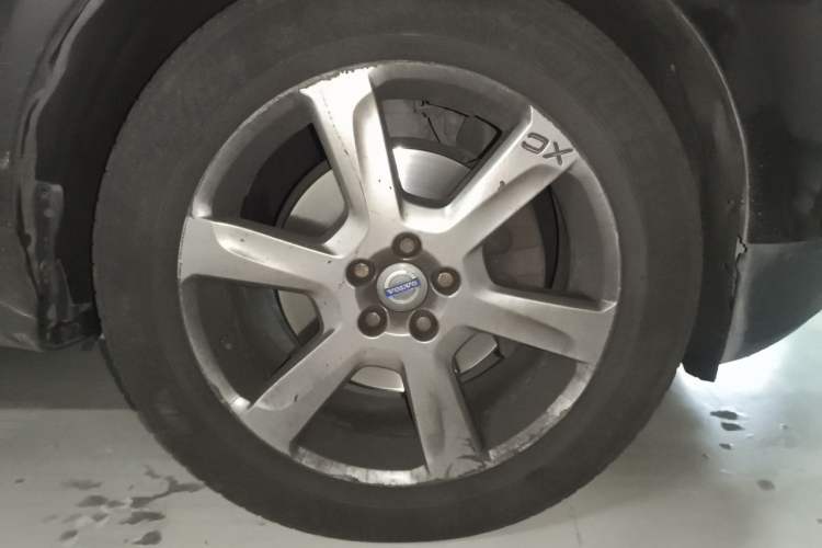 Used Volvo XC60 2013 T6 AWD Comfort Edition Right Front Wheel Hub