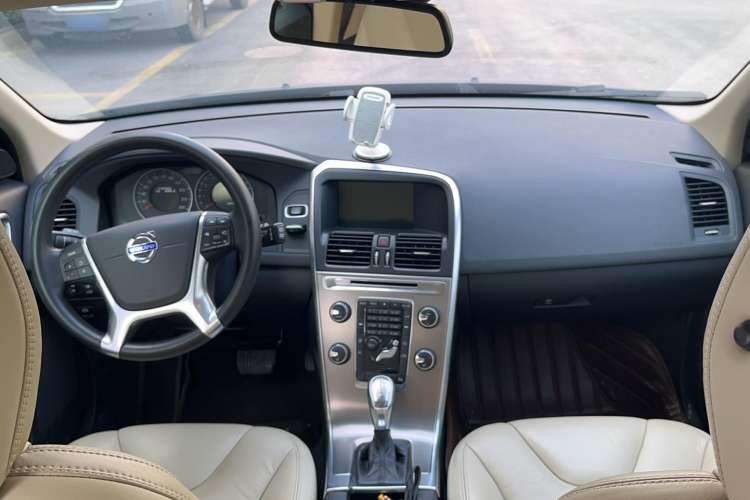 Used Volvo XC60 2013 T5 Comfort Edition Center Console