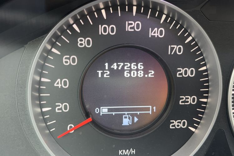 Used Volvo XC60 2013 T5 Comfort Edition Odometer Close Up