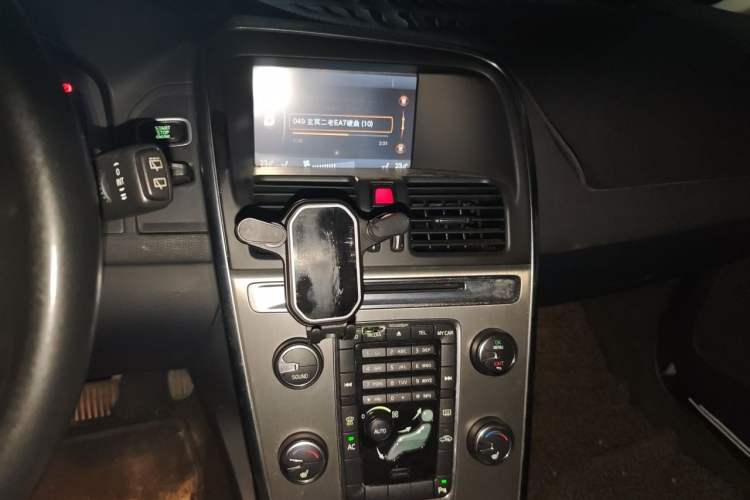 Used Volvo XC60 2013 T5 Comfort Edition Audio And AC Panel