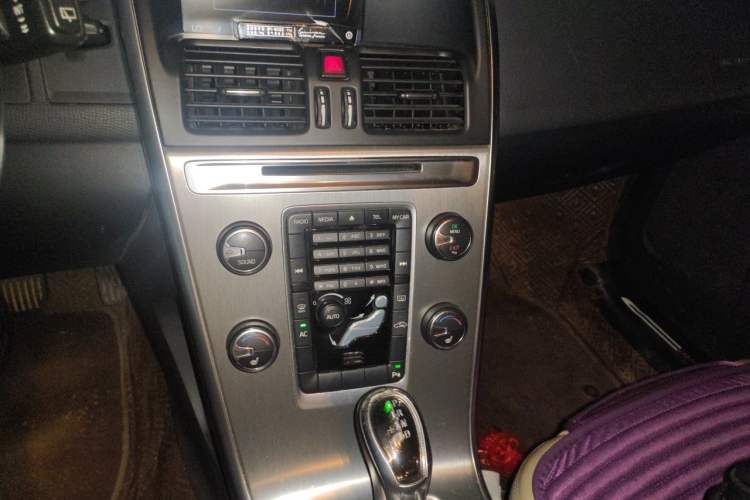 Used Volvo XC60 2013 T5 Comfort Edition Audio And AC Panel