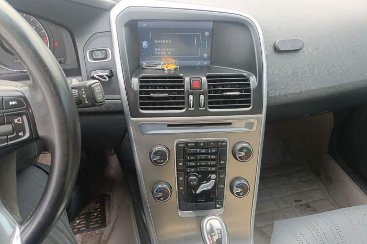 Used Volvo XC60 2013 T5 Comfort Edition Audio And AC Panel