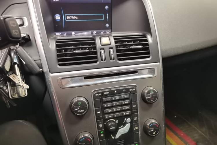 Used Volvo XC60 2013 T5 Smart Edition Audio And AC Panel