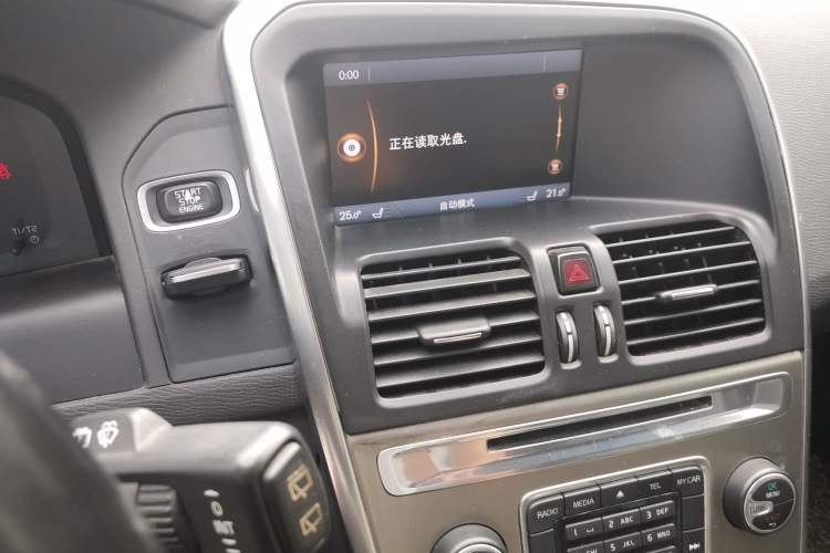 Used Volvo XC60 2013 T5 Comfort Edition Audio And AC Panel