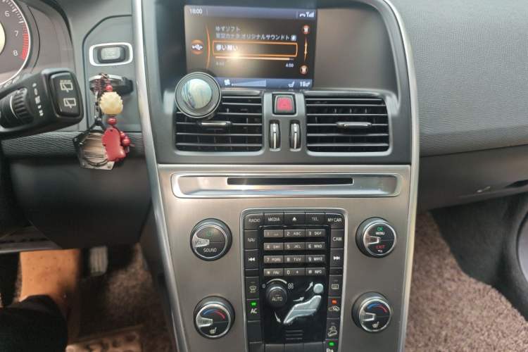 Used Volvo XC60 2013 T6 AWD Comfort Edition Audio And AC Panel
