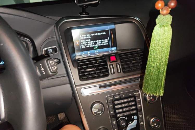 Used Volvo XC60 2013 T5 Prestige Edition Audio And AC Panel