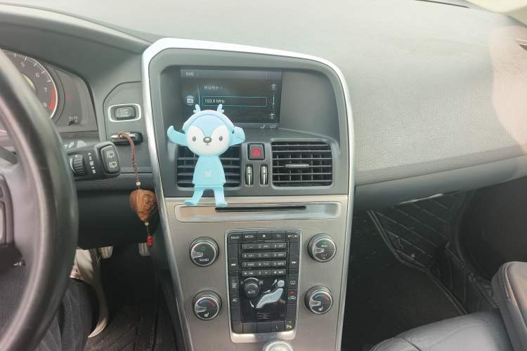 Used Volvo XC60 2013 T5 Comfort Edition Audio And AC Panel