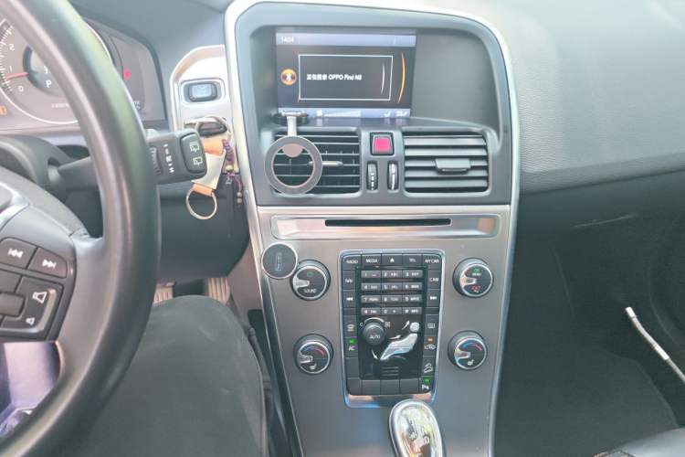 Used Volvo XC60 2013 T6 AWD Comfort Edition Audio And AC Panel