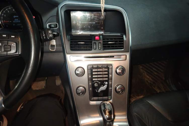 Used Volvo XC60 2013 T5 Comfort Edition Audio And AC Panel