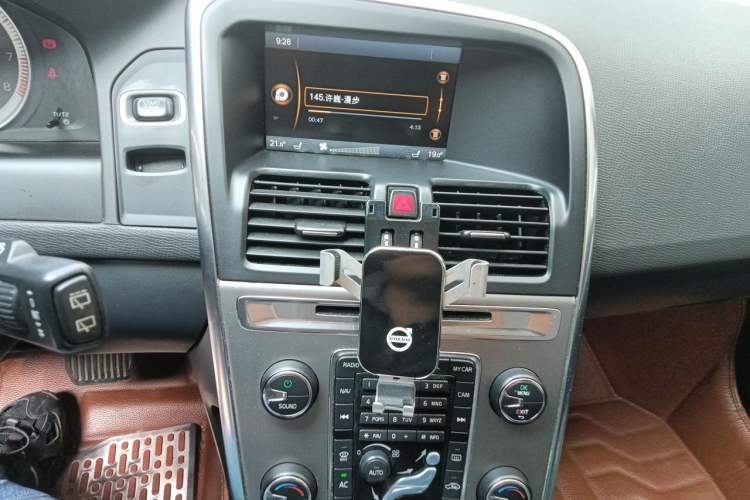 Used Volvo XC60 2013 T6 AWD Comfort Edition Audio And AC Panel
