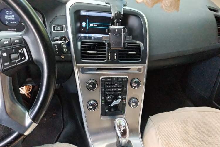 Used Volvo XC60 2013 T5 Comfort Edition Audio And AC Panel