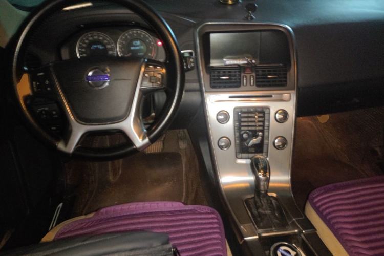 Used Volvo XC60 2013 T5 Comfort Edition Center Console