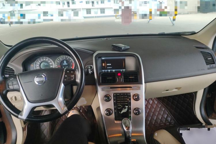 Used Volvo XC60 2013 T6 AWD Comfort Edition Center Console