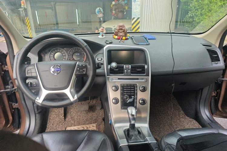 Used Volvo XC60 2013 T6 AWD Comfort Edition Center Console