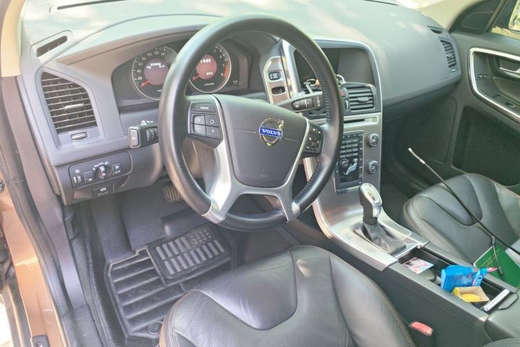 Used Volvo XC60 2013 T6 AWD Comfort Edition Center Console