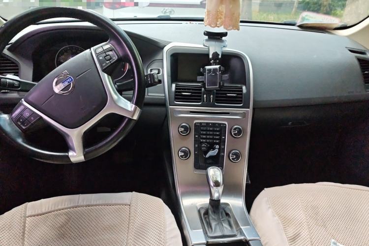Used Volvo XC60 2013 T5 Comfort Edition Center Console