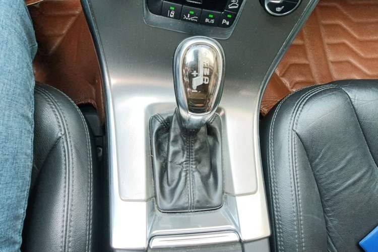 Used Volvo XC60 2013 T6 AWD Comfort Edition Gear Lever