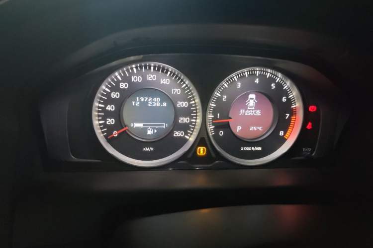 Used Volvo XC60 2013 T5 Comfort Edition Odometer Close Up