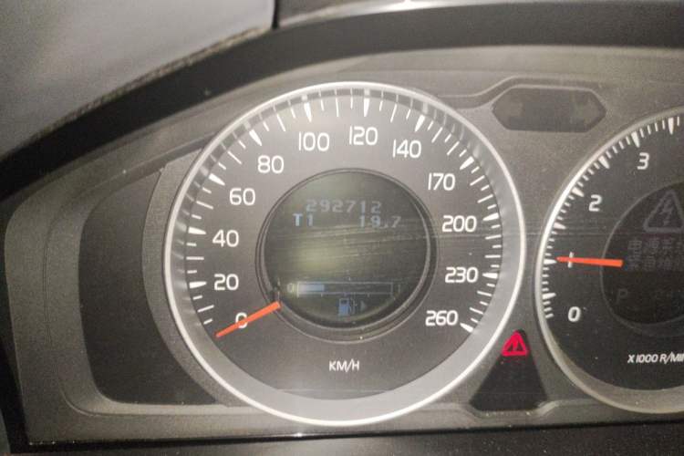 Used Volvo XC60 2013 T5 Comfort Edition Odometer Close Up