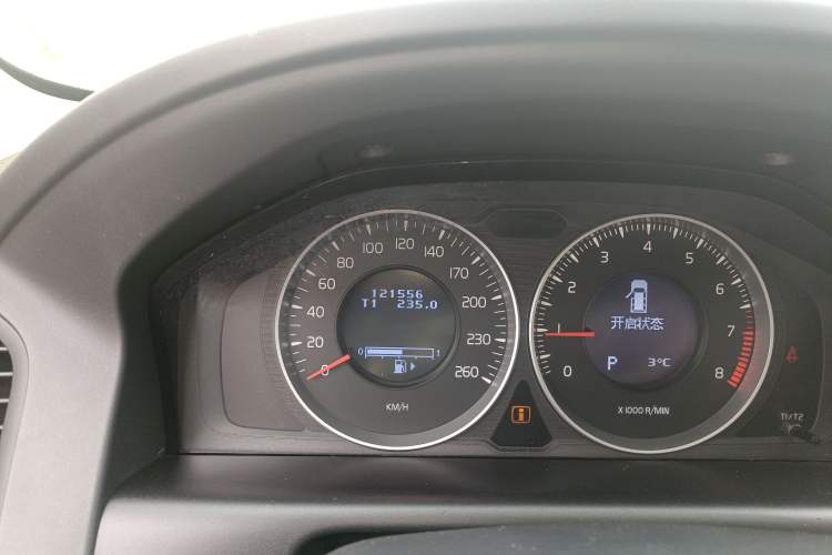 Used Volvo XC60 2013 T5 Comfort Edition Odometer Close Up