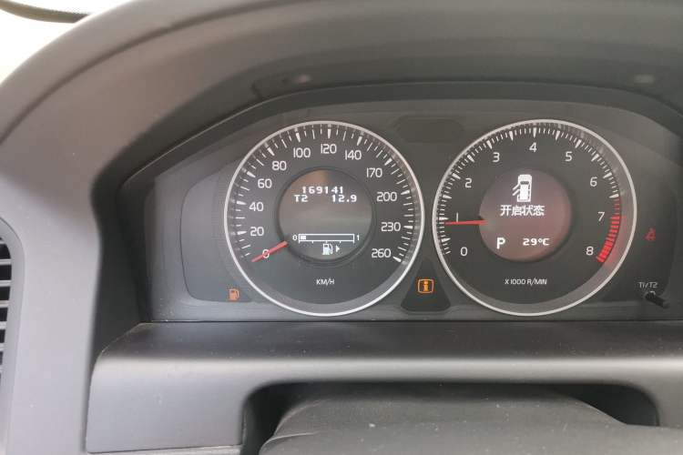 Used Volvo XC60 2013 T5 Comfort Edition Odometer Close Up