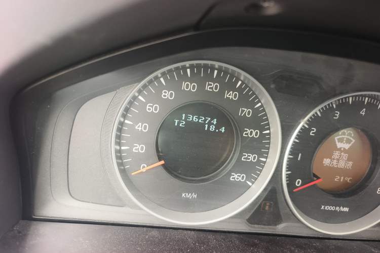 Used Volvo XC60 2013 T5 Comfort Edition Odometer Close Up