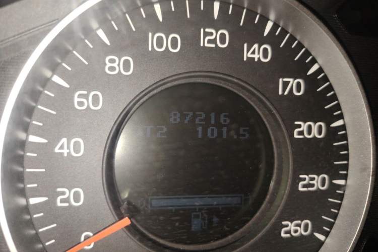 Used Volvo XC60 2013 T5 Comfort Edition Odometer Close Up