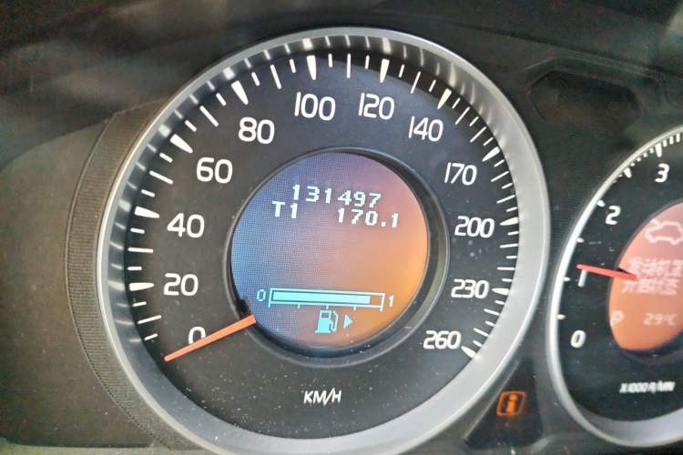 Used Volvo XC60 2013 T5 Comfort Edition Odometer Close Up