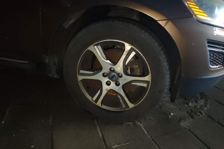 Used Volvo XC60 2013 T5 Comfort Edition Right Front Wheel Hub