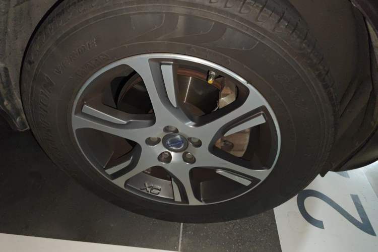 Used Volvo XC60 2013 T5 Prestige Edition Right Front Wheel Hub