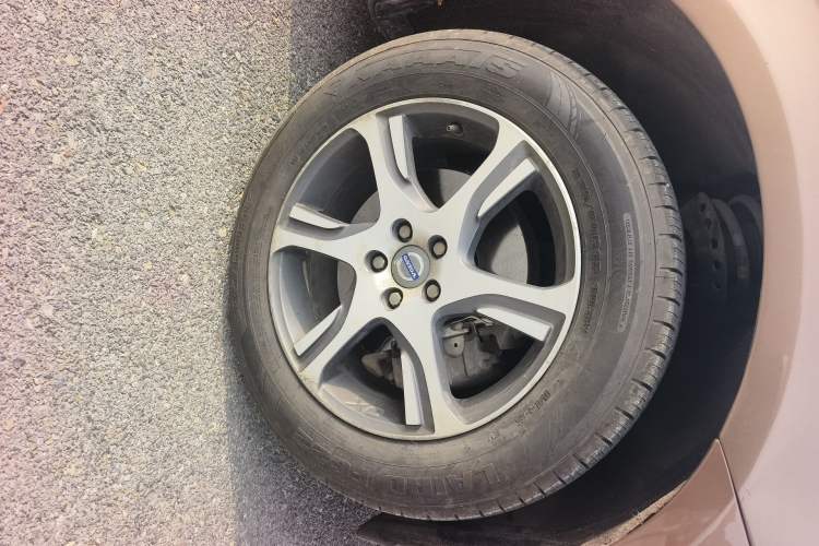 Used Volvo XC60 2013 T5 Comfort Edition Right Front Wheel Hub