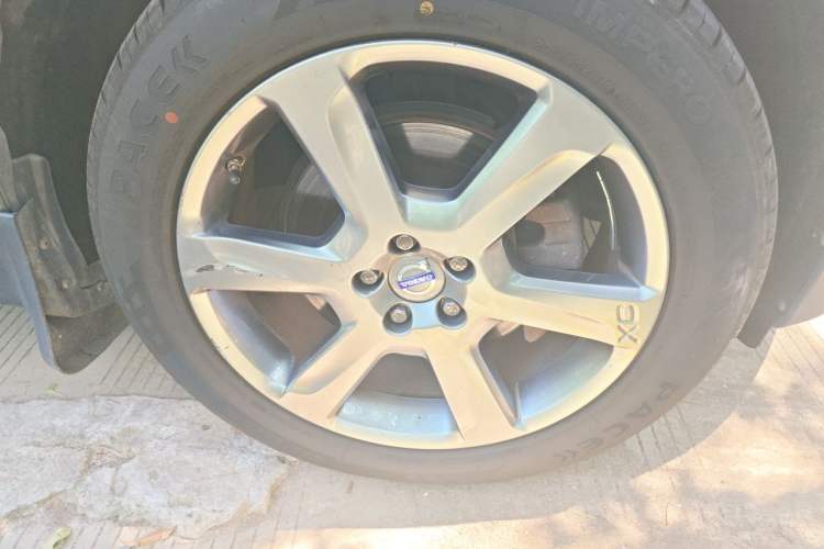 Used Volvo XC60 2013 T6 AWD Comfort Edition Right Front Wheel Hub