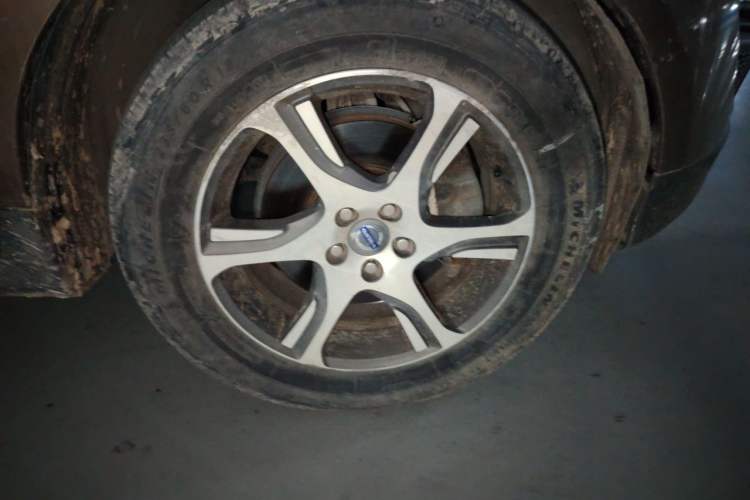 Used Volvo XC60 2013 T5 Comfort Edition Right Front Wheel Hub