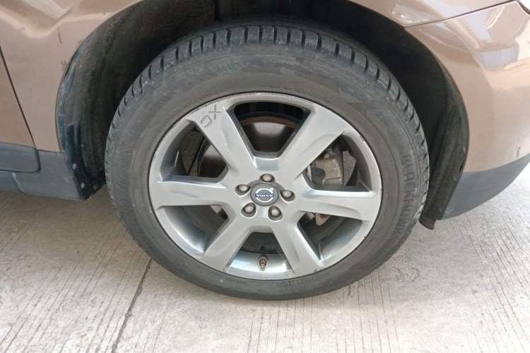Used Volvo XC60 2013 T6 AWD Comfort Edition Right Front Wheel Hub