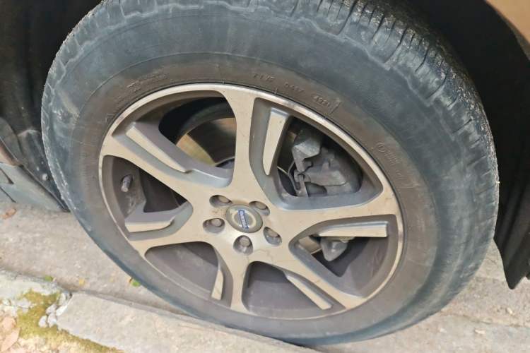 Used Volvo XC60 2013 T5 Comfort Edition Right Front Wheel Hub