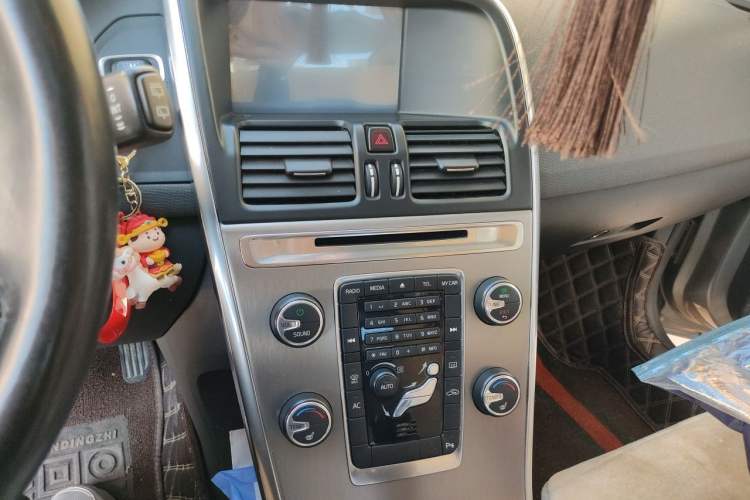 Used Volvo XC60 2013 T5 Comfort Edition Audio And AC Panel