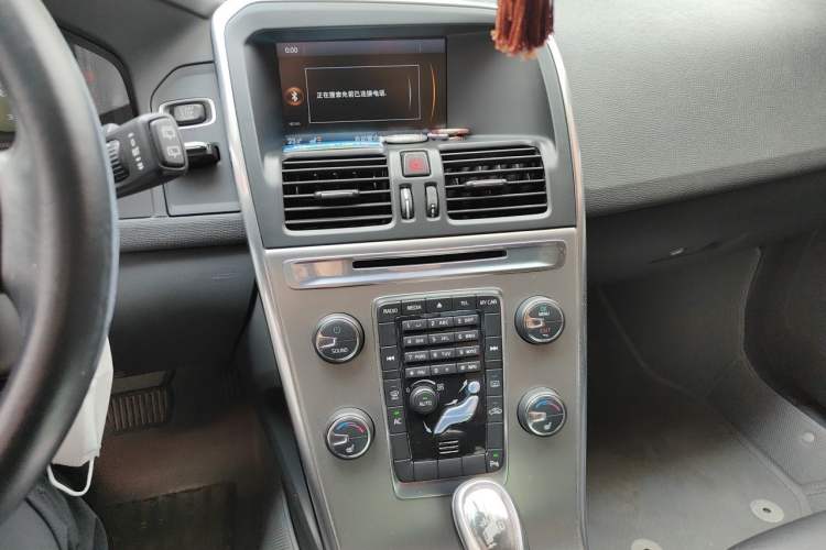 Used Volvo XC60 2013 T5 Comfort Edition Audio And AC Panel