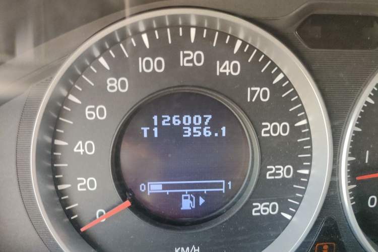 Used Volvo XC60 2013 T5 Comfort Edition Odometer Close Up