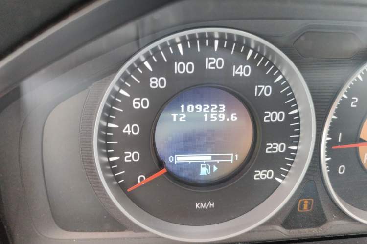 Used Volvo XC60 2013 T5 Comfort Edition Odometer Close Up
