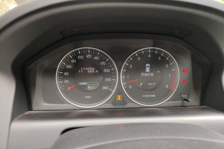 Used Volvo XC60 2013 T6 AWD Comfort Edition Odometer Close Up