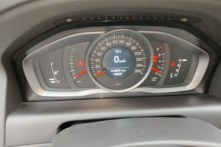 Used Volvo XC60 2013 T5 Comfort Edition Odometer Close Up